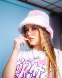 VeeLove (@v_casperr)