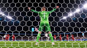 Sterling fällt im strafraum und makkelie gibt den strafstoß. Q6fmn S6zrmtvm