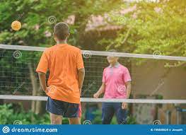Uno de los juegos favoritos de todos los. Estudiantes Jugando A Los Tradicionales Juegos Asia Ticos Sepak Takraw Imagen De Archivo Imagen De Overhead Acrobacia 159840525