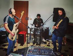 Locride, esce “Lamentarsi”: il primo singolo dei Whisky sullo Jonio Dalla Locride arriva una nuova proposta musicale capace di fondere sonorità indie pop e rock con una forte sensibilità cantautorale. Si chiama