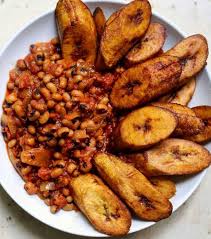 Beans porridge perfectly plated with some fried plantain; who's hungry?..😊