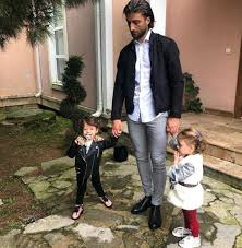 Kasımpaşa ve eskişehirspor'dan sonra belçika takımı standard liege'de forma giyen gurbetçi ortasaha oyuncusu alpaslan öztürk elazığspor'da. Ebru Sanci Kocam Oyun Oynadigi Icin Ucuncuyu Yapamiyoruz