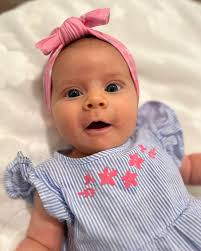 2 meses da nossa Sarinha gordinha que já não é mais carequinha. Os dias tem  sido intensos, com uma bebezinha que só quer colo, mas nossa vida tem sido  bem mais feliz