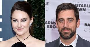 Aaron rodgers and shailene woodley sit on the beach together in malibu in may 2021 backgrid. Hhgzt68qi22gem