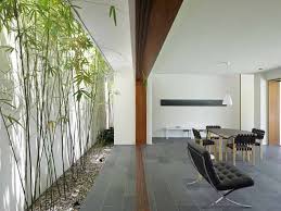 Fungsi ruang makan sekarang bukan hanya sebagai tempat untuk dengan meletakkan sebuah taman atau akuarium kecil, anda bisa mendengarkan gemercik air sambil makan. 45 Desain Dan Model Taman Minimalis Dalam Rumah Modern