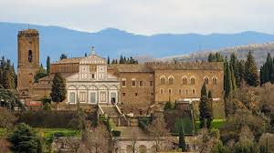 Particolarmente importante è il complesso della pieve e dell'annesso santuario della madonna del castello con affreschi risalenti al x secolo, la prima, e pitture di andrea previtali e di gian paolo cavagna, il secondo. Iglesia De San Miniato Al Monte Florencia Italia