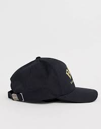 BOSS – Czarna czapka z daszkiem ze złotym, haftowanym logo | ASOS