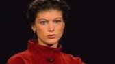 Eine tortenattacke beendet vorerst die parteiinterne kritik an sahra wagenknecht. Antifaschistischer Tortenangriff Auf Sahra Wagenknecht Youtube
