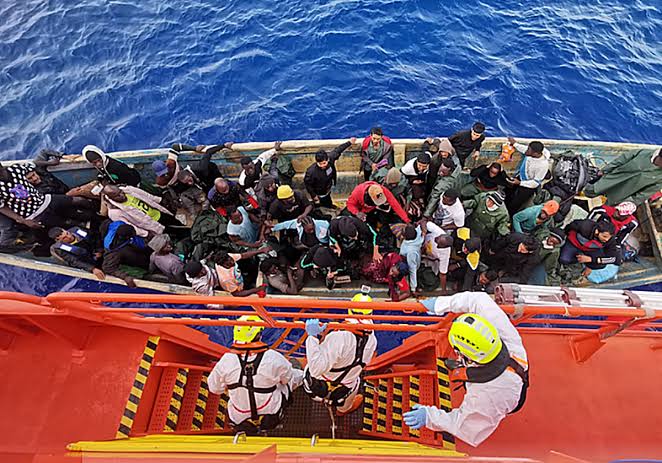 Rescatados 59 inmigrantes de una neumática a 61 kilómetros de Fuerteventura