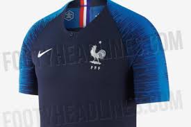 A peça possui decote redondo, mangas curtas modelo raglan, bordados frontais com logo da marca e brasão da seleção francesa, estampa de poá. Site Divulga Camisas Da Franca Para A Copa Do Mundo Veja