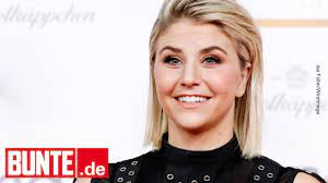 Sep 01, 2020 · beatrice egli ist wieder da! Beatrice Egli Ungeschminkt Im Knappen Latzkleid So Sieht Man Sie Sonst Nie Youtube