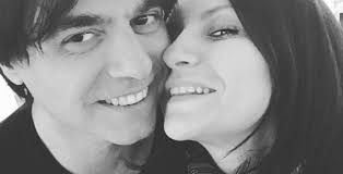 Baci con paolo carta spettegolando laura pausini, baci e felicità con paolo carta tgcom24. Laura Pausini 12 Anni D Amore Con Paolo Carta La Figlia Paola E Il Matrimonio Gossip