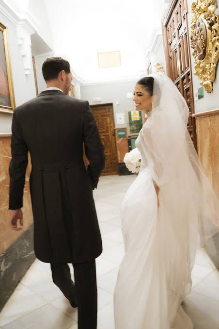 La boda del futbolista Raúl García de Haro, desde dentro: dos vestidos de Claro  Couture, festival de música y gastronomía en directo