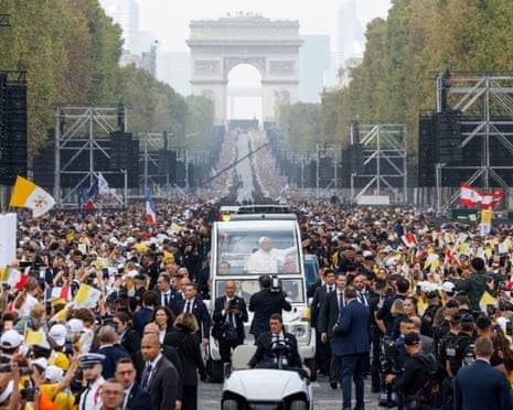 Pope Leo celebrates open-air mass before 700,000 people in Paris | France | The Guardian