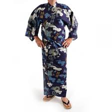 Avec des baskets, le kimono traditionnel pour hommes est super tendance. Japanischer Herren Blauer Yukata Kimono Kumoryu Drachen Wolken Und Kanji