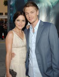 She is probably best known for playing brooke davis on one tree hill and det. Jm8iaj Giymt6m