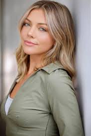 Lara Ashley's Instagram, Twitter & Facebook