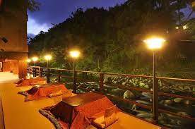 静岡県 湯ヶ島温泉の 水のみち 風のみち 湯ヶ島たつた の絶景ポイントは 伊豆箱根エリアでは唯一という 川床 から眺める猫越川の流れ 京都の川床と異なり 渓流に分類される強い流れの猫越川は 迫力ある水音も魅力 川のせせらぎをbgmに 天城越え でも知