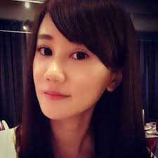 備註一下，這幾天一起到處跑，外加今天去了張齊娥在普吉島的家，從她身上到房子裡任何角落，沒有半個名牌，我嚇到，所以就問她，她說：「我就是名牌了要戴什麼名牌？」她隨手拿了自己的包包起來炫耀說：「這是我們讓村落婦女手工做的織品，除了用環保材質以外，全部的營收  ...