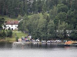Zu beginn der dreitägigen trauerfeiern in norwegen sind die angehörigen der opfer mit einer fähre auf der insel utøya angekommen, um der 69 opfer zu gedenken, die bei dem massaker vor vier. Anschlag In Norwegen Angehorige Der Opfer Besuchen Utoya Haz Hannoversche Allgemeine
