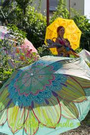 Bunt Bemalte Schirme Mit Bluten Mustern Und Mandalas Eine Tolle Deko Fur Balkon Und Garten Die Anleitung Wie Bine Ihre Sonnenschirme Bema Deko Kreativ Bunt