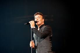 Dois concertos únicos, numa sala belíssima, intimista, e por isso, bastante diferente das habituais a sua presença é essencial, marque já o seu lugar, venha comemorar e cantar, com tony carreira! Tony Carreira Tem Tres Novos Concertos Marcados Nit