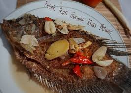 Ikan yang digunakan di resep ini adalah ikan mas, namun tentu saja anda bisa menggantikannya dengan jenis. Resep Pecak Ikan Gurame Mudah