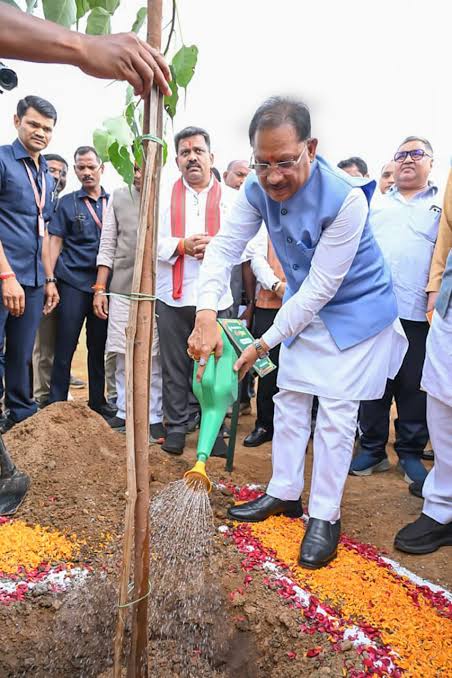 मुख्यमंत्री श्री विष्णुदेव साय ने अपनी माँ के नाम पर लगाया पीपल का पौधा, वन महोत्सव-2026 का हुआ शुभारंभ | AZADKALAM.IN