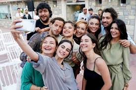 Bölümü geçen akşam izleyiciyle buluştu. Ada Masali Ilk Bolumuyle Yaz Ve Ask Esintisini Evlere Tasidi