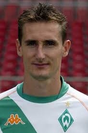 Miroslav klose er en tidligere tysk fotballspiller med posisjonen spiss for kaiserslautern, werder bremen, bayern münchen og lazio. Miroslav Klose Bayern Munich Stats Titles Won