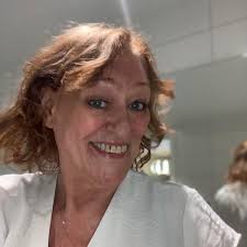 Forest freak or fashionista? Aloe Lips don't mind. This silky lip balm fits  right into your pocket, ready to tag along for any adventure, keeping your  lips in shape in all kinds