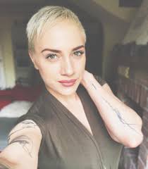 Her sister, vera tóth, is also a hungarian singer, who won the first season of megasztár. Toth Gabi Engem Igy Kell Elfogadni Marie Claire