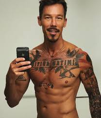 What started as a hint of chest and shoulder ink, as well as. 5 842 Likes 301 Comments David Bromstad Bromco On Instagram Happy Monday Cutie Pies Just Another Shameless Hotel Room Mirror Shameless David Bromstad