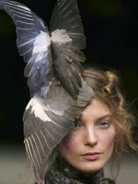 ✨ HABLEMOS DE MODA ✨ ​Los tocados de la Colección FW06 de Alexander McQueen  son creaciones de Phillip Treacy y Shaun Keane en colaboración con McQueen  y se inspiraron en el tema