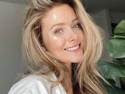 Highlights are pieces lighter than your base color, and lowlights are darker than your base color. 40 Stunning Blonde Hair Colors