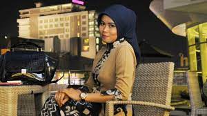 Model baju sasirangan terbaru atasan pria wanita kantor anak muda blus untuk pesta kombinasi. Di Sela Kesibukannya Yunita Desain Baju Sasirangan Banjarmasin Post