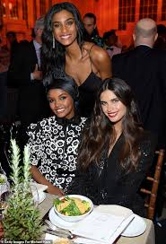 Kostenloser versand und rückversand bei jeder bestellung. Sara Sampaio Dazzles In Sequined Blazer With Fringed Sleeves Daily Mail Online