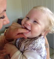 Vår lille Sara: Endelig en tann til!