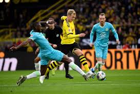 Dakikada kırmızı kart görerek takımını 10 kişi bıraktı. Report Borussia Dortmund 3 0 Wolfsburg Julian Brandt Produces Masterclass Get German Football Newsget German Football News