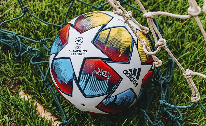 Bola de futebol no gramado de um estádio de futebol