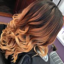 Karamell Braune Haare Im Ombre Look Haare In Karamellnuancen Mit Braunem Ansatz Caramel Haarfarbe Haarfarben Karamell Braune Haare