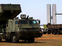 Decenas de tanques de guerra desfilaron la mañana de este martes por las avenidas centrales de brasilia bajo la atenta mirada del presidente jair bolsonaro, acomodado en lo alto. Y Vfpwhly44elm
