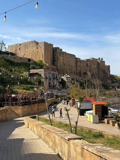 فُرِض طوق أمني حول موقع العثور على القذيفة،