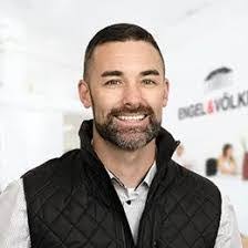 Alana Schaefer's Instagram, Twitter & Facebook