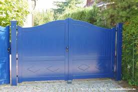 Blaues Sichtschutztor Hoftor Holz Ral Lackiert Von Peters Und Peters Gartentore Holz Holztor Und Gartentore