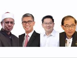 Ahli parlimen muar, syed saddiq syed abdul rahman mengetuai kumpulan pertama tujuh menteri yang baru dilantik pada majlis angkat sumpah jawatan kabinet kerajaan pakatan harapan di istana negara, pagi isnin. Angkat Sumpah Senator Sebelum Angkat Sumpah Jawatan Kabinet