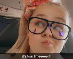 Fans can choose from 7,000 different bows, at around $9.99 a bow that translates to hundreds of millions of dollars in revenue and a healthy addition to jojo siwa net worth. Jojo Siwa 21 Facts About The Youtuber You Should Know Popbuzz