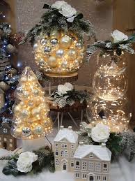 Troverai tutto l'occorrente per realizzare il tuo albero di natale, per addobbare e decorare i tuoi ambienti e confezionare splendidi regali natalizi. Pin Su Natale Creazioni Allestimenti Vetrine Natalizie