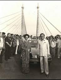 Sejarah tentang terbinanya jambatan pulau pinang pertama 1985 dan menjadi antara jambatan terpanjang di dunia. Tun Di Atas Jambatan Pulau Pinang Yang Dibinanya Ketika Meraikan Kelahiran Pertama Proton Yang Di Ciptanya Then And Now Looking Back