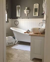 Bath Bathroom Dark Gray Walls With White Badkamer Met Lambrisering Muur Natuurtinten Badkamer Ideeen Country Bathroom Decor Bathroom Makeover